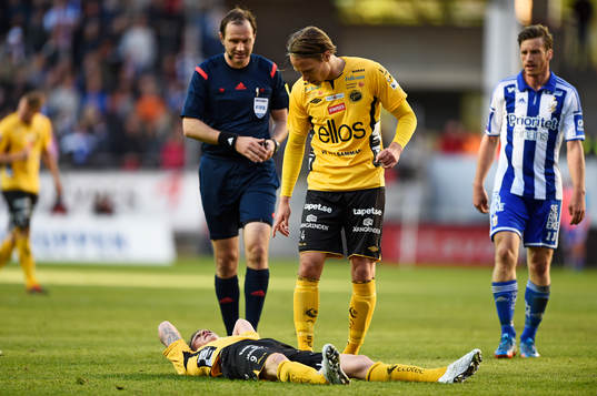 Elfsborgs Lasse Nilsson blir liggande