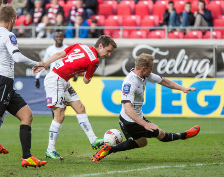 Örebros Patrik Haginge blockar en målchans av Kalmars
