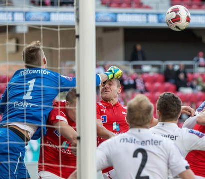 Örebros målvakt Oscar Jansson och Kalmars Mats Solheim
