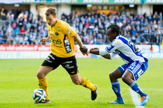 Elfsborgs Henning Hauger (med boll) och IFK Göteborgs May