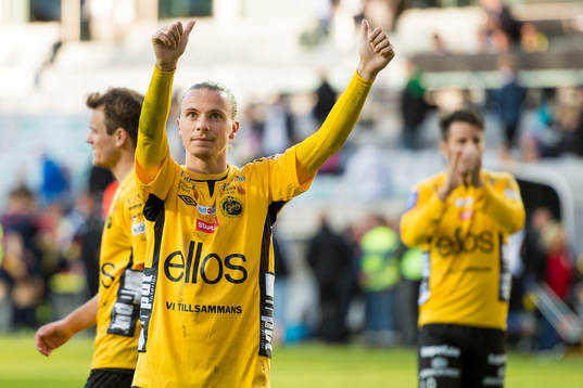 Elfsborgs Niklas Hult gör tummen upp till supportrarna