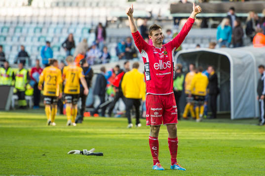 Elfsborgs målvakt Kevin Stuhr-Ellegaard gör tummen upp