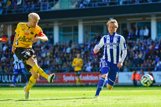 Elfsborgs Johan Larsson testar skott