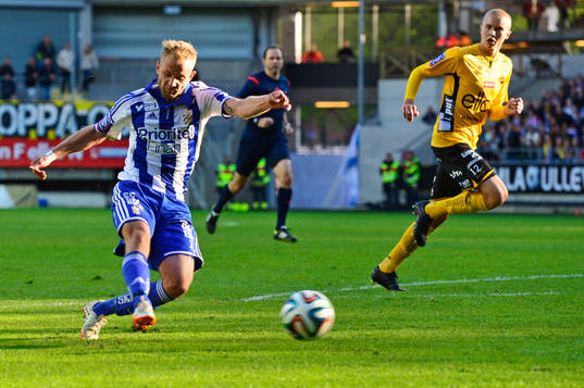 IFK Göteborgs Robin Söder tar ett avslut