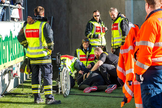 Elfsborgs manager Klas Ingesson får läkarvård i halvlek