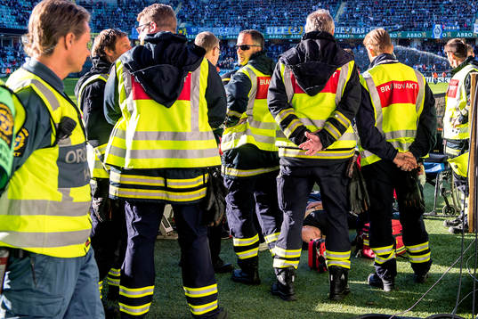 Elfsborgs manager Klas Ingesson får läkarvård i halvlek
