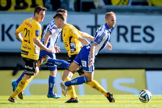 IFK Göteborgs Robin Söder fälls av Elfsborgs Viktor