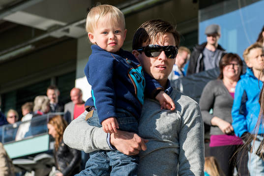 IFK Göteborgs Lasse Vibe på läktaren med sin son