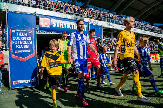 Lagen tågar in med lagkaptenerna Mattias Bjärsmyr för