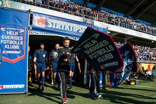 Lagen tågar in innan fotbollsmatchen i Allsvenskan mellan