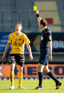 Elfsborgs Marcus Rohdén får gult kort av domare Jonas