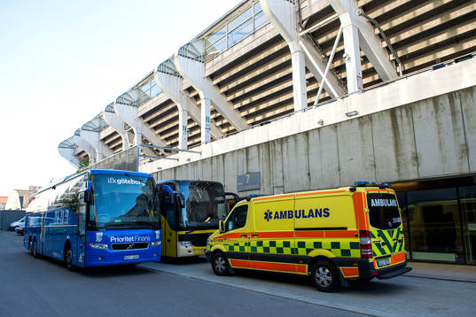 En ambulans väntar på Elfsborgs manager Klas Ingesson
