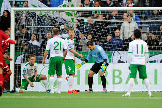 Hammarbys målvakt Johannes Hopf ser 1-1 målet gå in