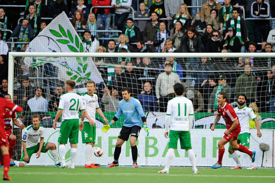 Hammarbys målvakt Johannes Hopf ser 1-1 målet gå in
