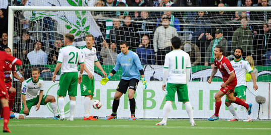 Hammarbys målvakt Johannes Hopf ser 1-1 målet gå in