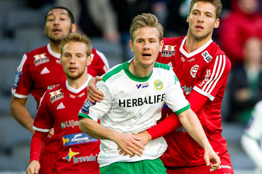 Värnamos Joel Löw (th) drar i Hammarbys Erik Israelsson