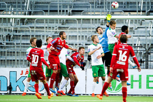 Hammarbys målvakt Johannes Hopf i en duell framför mål