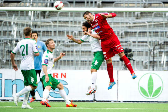 Hammarbys Stefan Batan i en luftduell mot Värnamos Juan