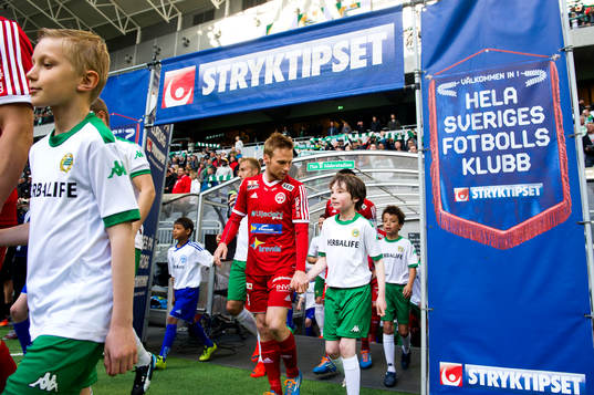 Spelare går in på planen