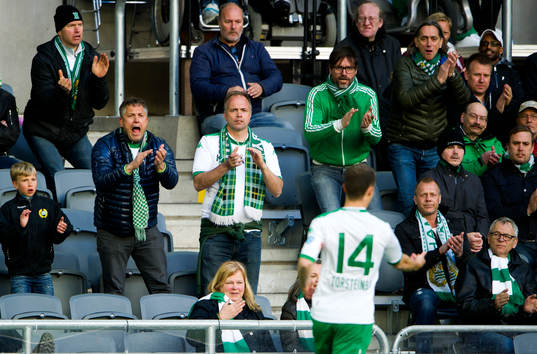 Hammarbys supportrar manar på Fredrik Torsteinbø
