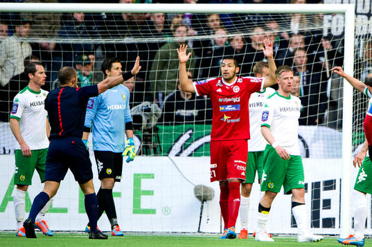 Värnamos Juan Robledo protesterar mot domare Kaspar