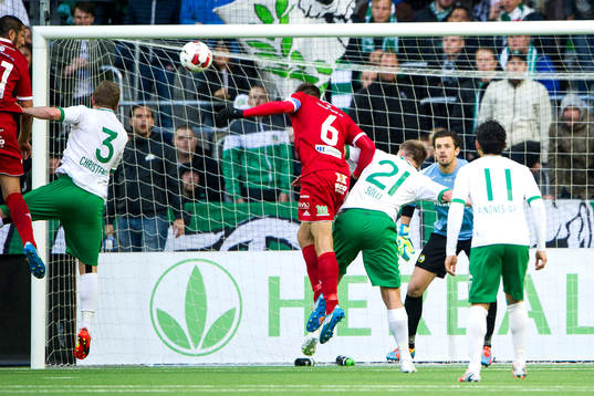 Värnamos Martin Claesson nickar in 1-1