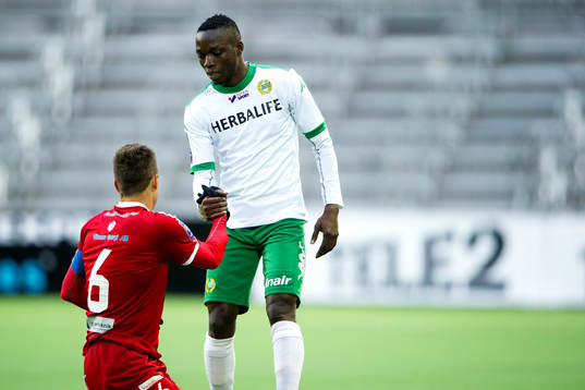 Värnamos Martin Claesson hjälps upp av Hammarbys
