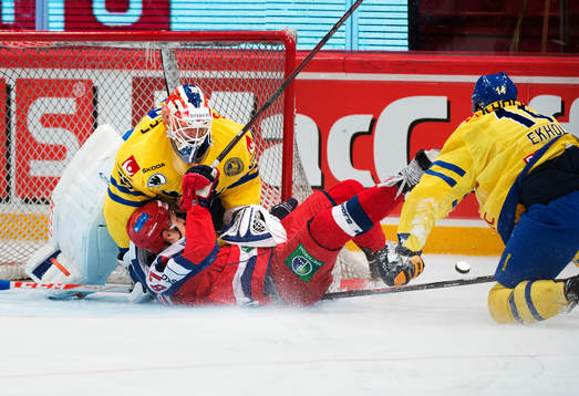 Sveriges målvakt Anders Nilsson och Mattias Ekholm stoppar