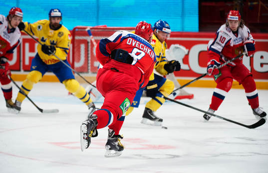 Rysslands Alexander Ovechkin skjuter ett skott mot mål