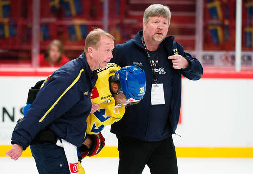 Sveriges Dick Axelsson hjälps av isen