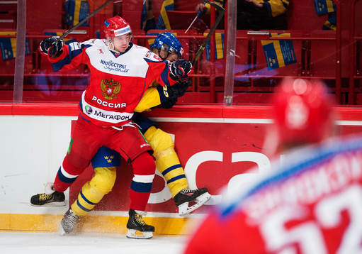 Rysslands Alexander Burmistrov tacklar Sveriges Daniel