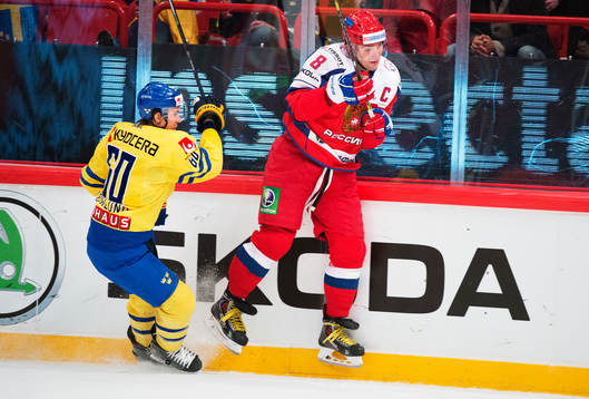 Sveriges Mikael Backlund tacklar Rysslands Alexander