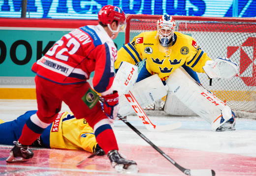 Rysslands Sergey Shirokov laddar för att skjuta mot