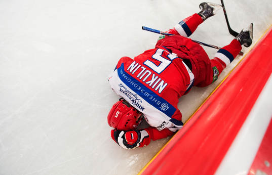 Rysslands Ilya Nikulin ligger ned på isen