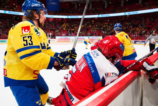 Sveriges Andreas Thuresson tacklar Rysslands Ilya Nikulin