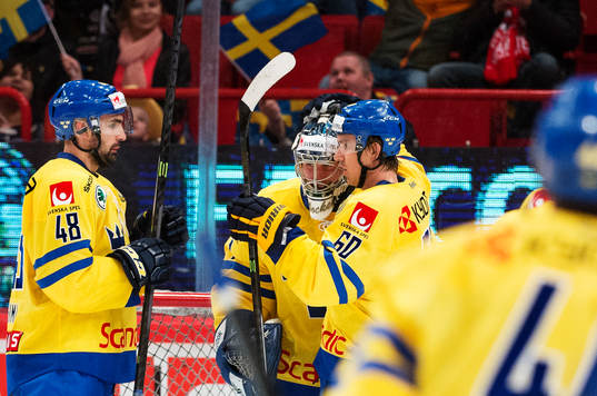 Sveriges Daniel Rahimi, målvakt Joacim Eriksson och Mikael