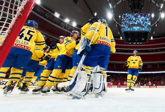 Sveriges spelare jublar och kramar om målvakten Joacim