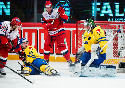 Rysslands Evgeny Dadonov oroar framför Sveriges Oscar