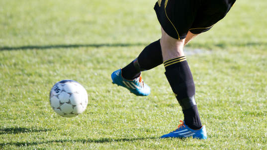 Bredsida i matchen i div. lll mellan Älmhult och IFK