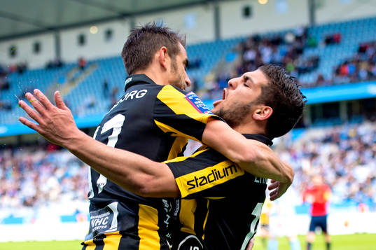 Häckens Moestafa El Kabir kramas om av Björn Anklev