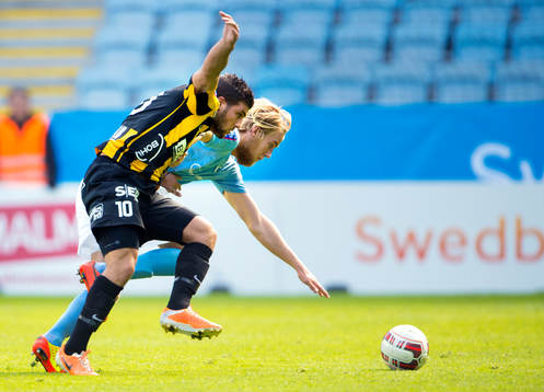 Malmö FFs Filip Helander jagas av Häckens Moestafa El