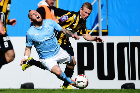Malmö FFs Magnus Eriksson fälls av Häckens David Frölund