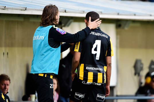 Häckens Walid Atta klappas om