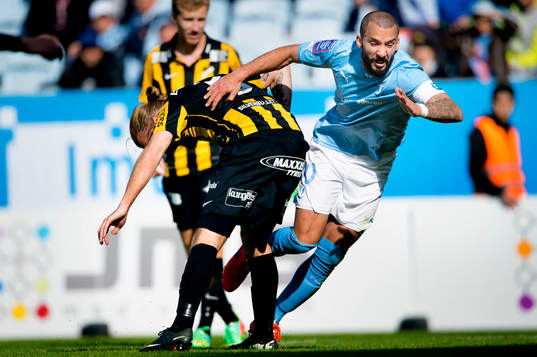 Malmö FFs Guillermo Molins faller på Häckens Emil