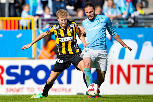 Malmö FFs Erik Johansson (th) i kamp om bollen med