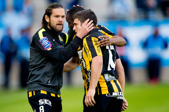 Häckens Ivo Pekalski firar segern med Rene Makondele och