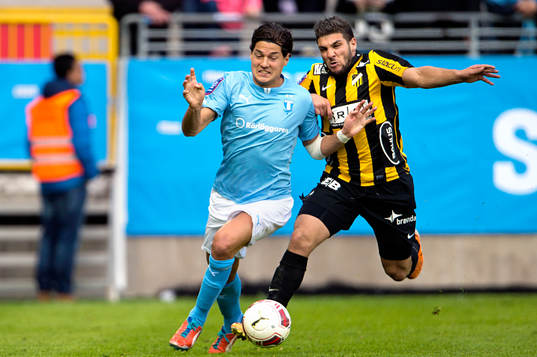 Malmö FFs Miiko Albornoz jagas av Häckens Moestafa El