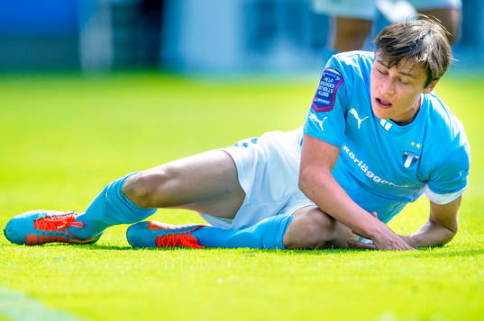 Malmö FFs Simon Thern reser sig upp