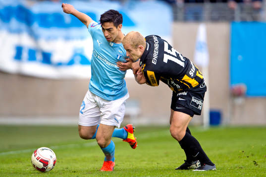 Malmö FFs Amin Nazari jagas av Häckens Kari Arkivuo