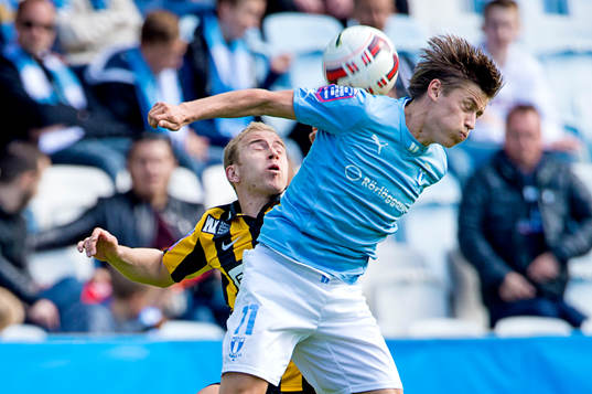 Häckens Kari Arkivuo i nickduell med Malmö FFs Simon Thern
